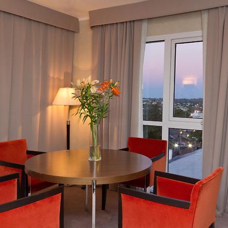 Howard Johnson Plaza Resort & Casino Mayorazgo Paraná Rum bild A living room at the hotel