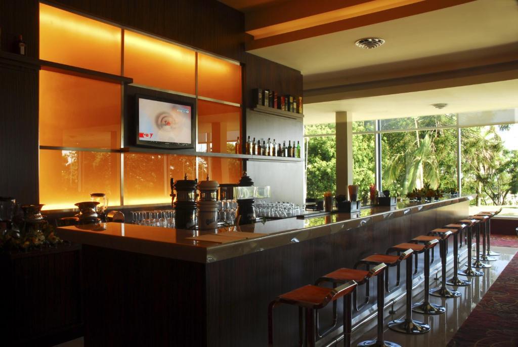 Howard Johnson Plaza Resort & Casino Mayorazgo Paraná Restaurang bild The bar at the 2008 Olympic Village