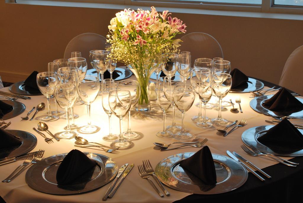 Howard Johnson Plaza Resort & Casino Mayorazgo Paraná Exteriör bild A table set for a formal dinner