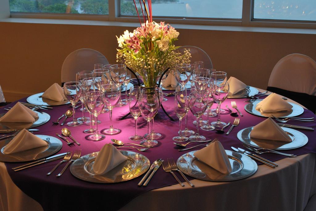 Howard Johnson Plaza Resort & Casino Mayorazgo Paraná Exteriör bild A table set for a formal dinner