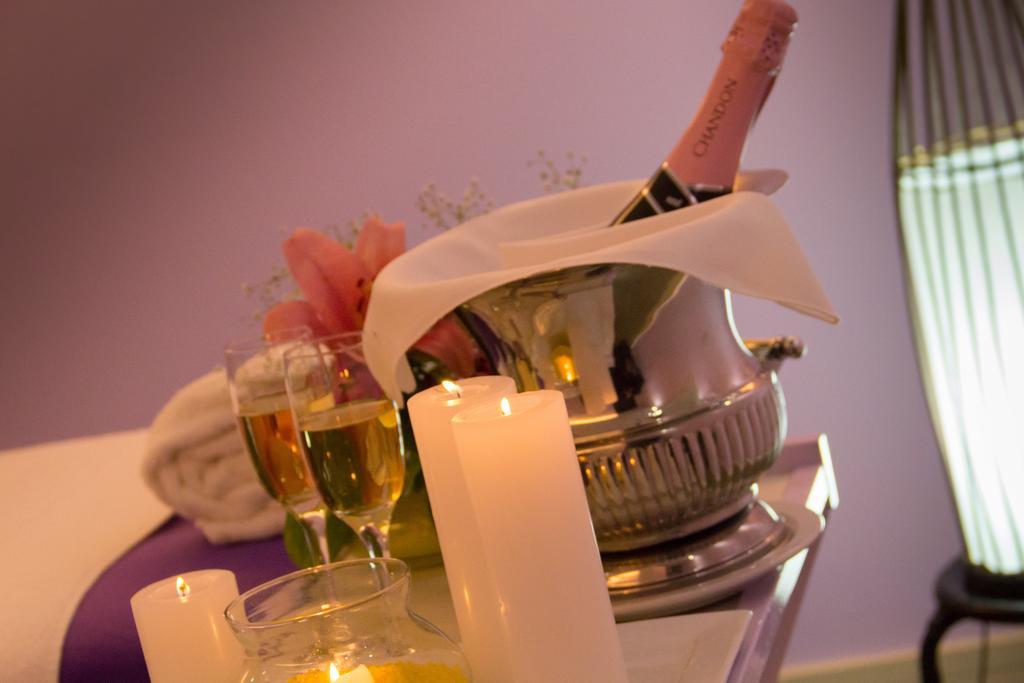 Howard Johnson Plaza Resort & Casino Mayorazgo Paraná Exteriör bild Champagne in a cooler