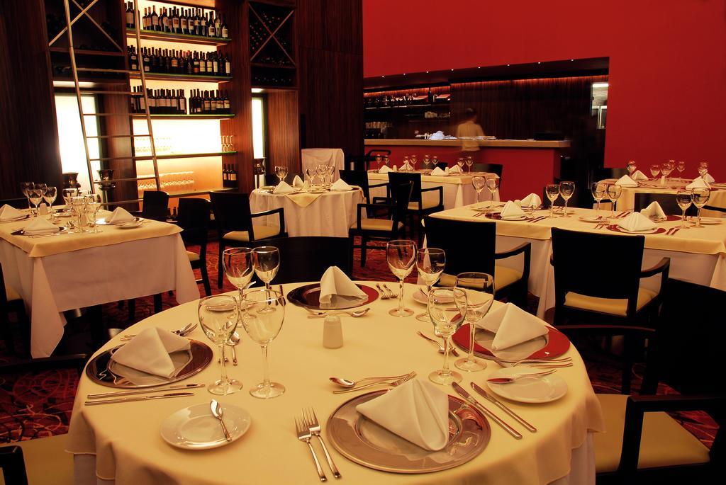 Howard Johnson Plaza Resort & Casino Mayorazgo Paraná Exteriör bild Restaurant in the hotel