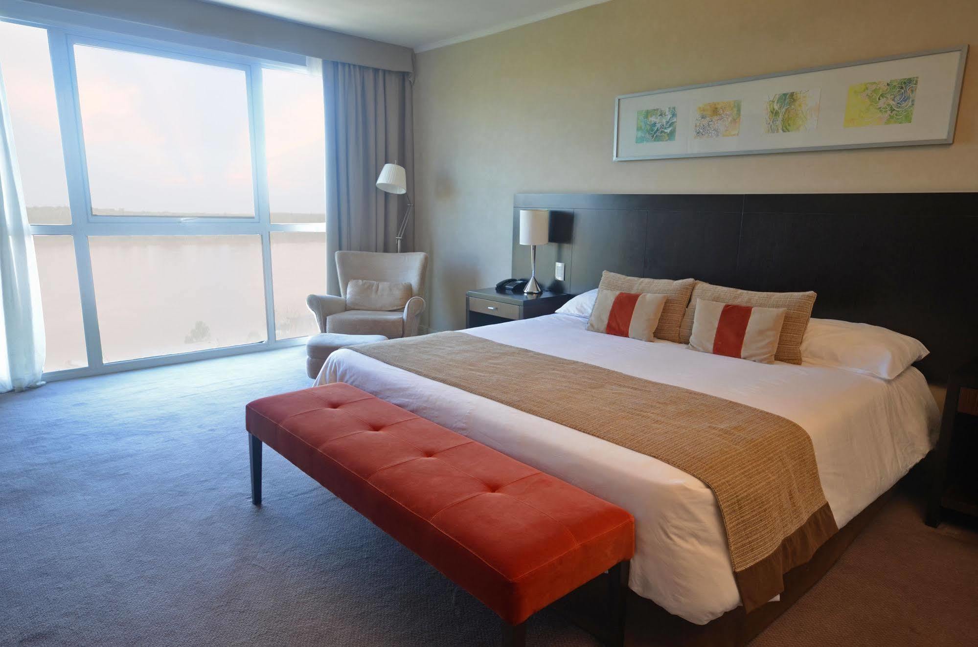 Howard Johnson Plaza Resort & Casino Mayorazgo Paraná Exteriör bild A bedroom at the hotel