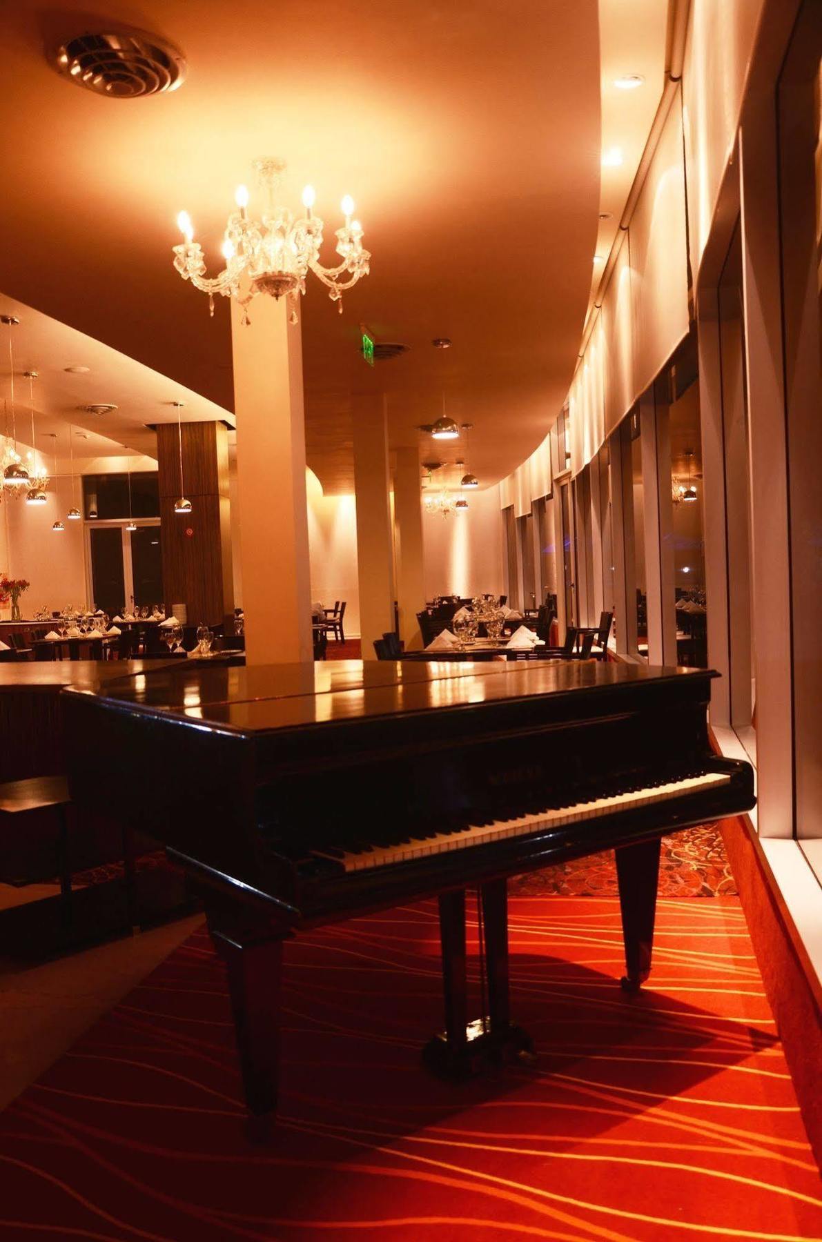 Howard Johnson Plaza Resort & Casino Mayorazgo Paraná Exteriör bild The piano at the restaurant
