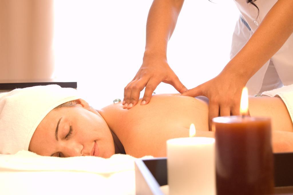 Howard Johnson Plaza Resort & Casino Mayorazgo Paraná Exteriör bild A woman receiving a massage