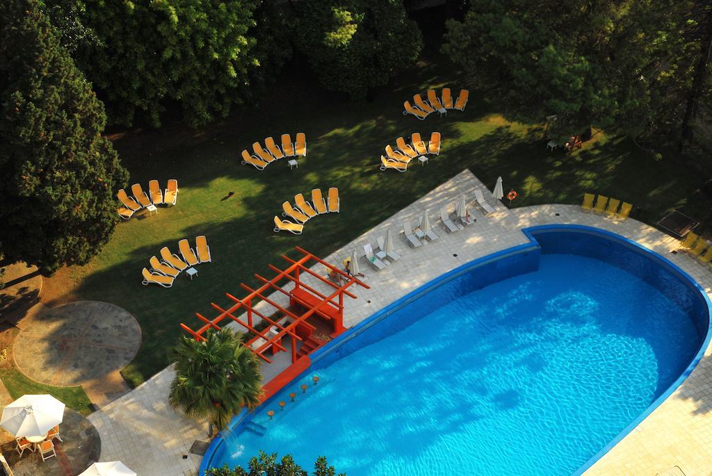 Howard Johnson Plaza Resort & Casino Mayorazgo Paraná Exteriör bild Butterfly garden