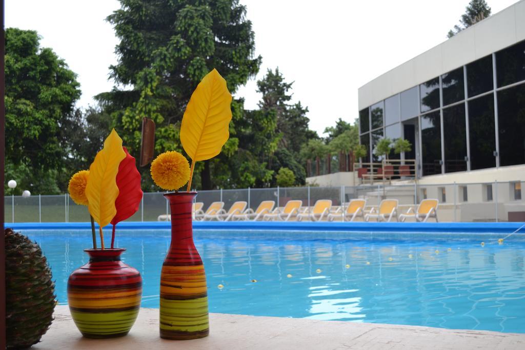 Howard Johnson Plaza Resort & Casino Mayorazgo Paraná Exteriör bild The swimming pool at the hotel